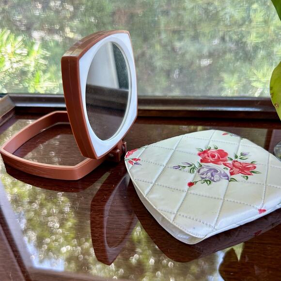 Vintage Folding Travel Mirror with Vinyl Floral Storage Pouch ￼ - Picture 3 of 14